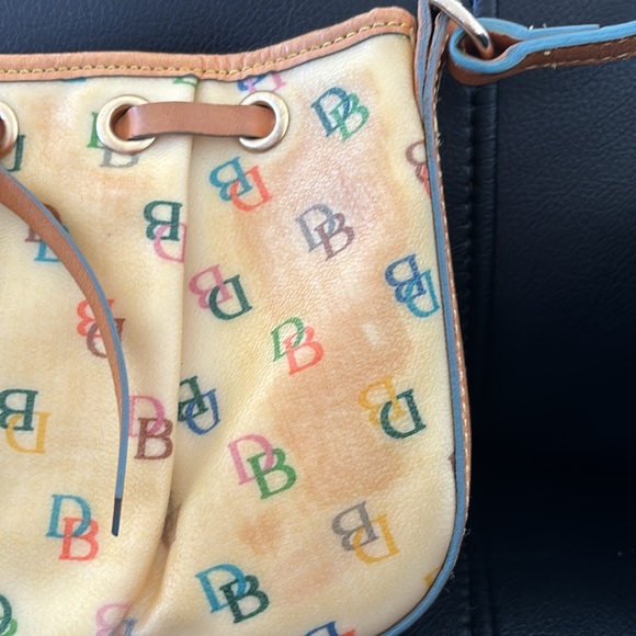 Dooney & Bourke second hand with stain - Picture 10 of 11